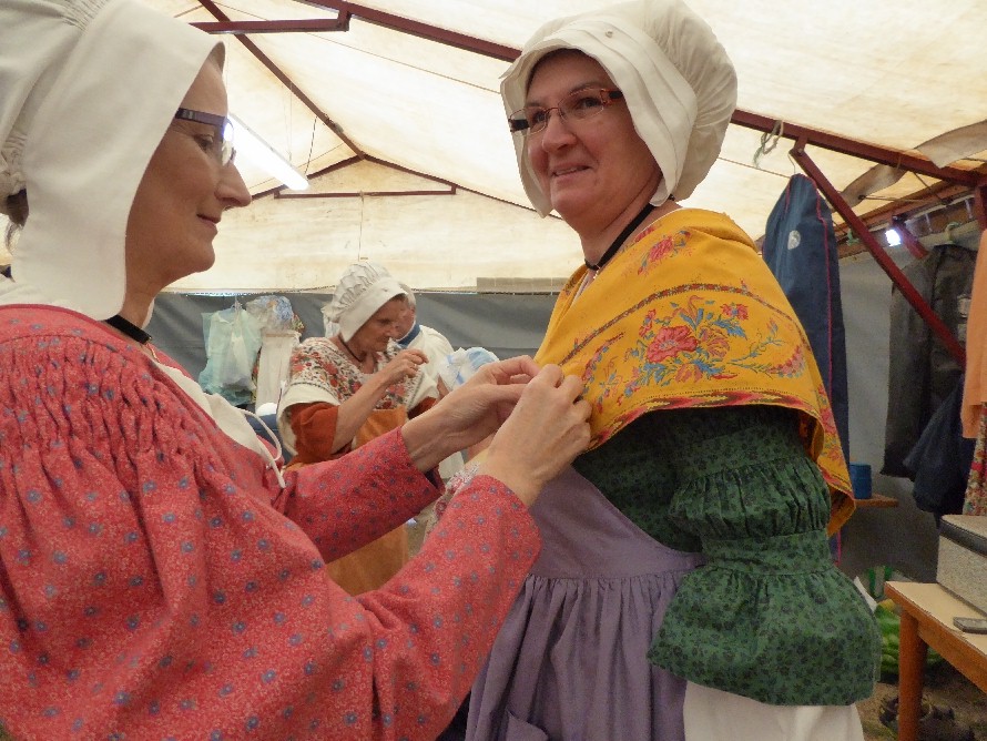 Habillage dans la tente des artistes